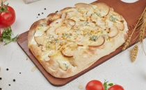 Пицца с грушей и голубым сыром на римском тесте - Ресторан Мамуля - доставка вкусной еды в Екатеринбурге