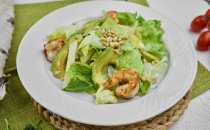 Зеленый салат с креветкой и авокадо с кедровыми орешками - Ресторан Мамуля - доставка вкусной еды в Екатеринбурге