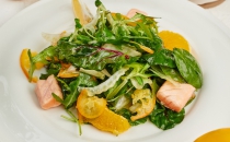 Салат зеленый с лососем под апельсиновым соусом - Ресторан Мамуля - доставка вкусной еды в Екатеринбурге