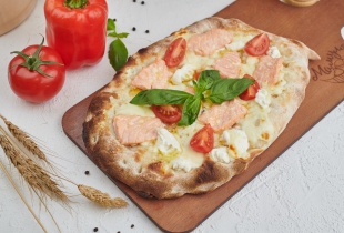 Пицца с лососем и сливочным сыром на римском тесте - Ресторан Мамуля - доставка вкусной еды в Екатеринбурге